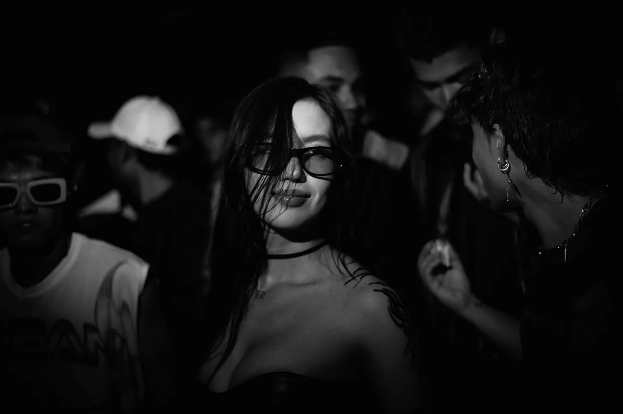 Persona con gafas oscuras entre la multitud