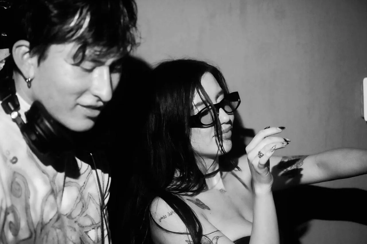 DJ junto a invitada en cabina