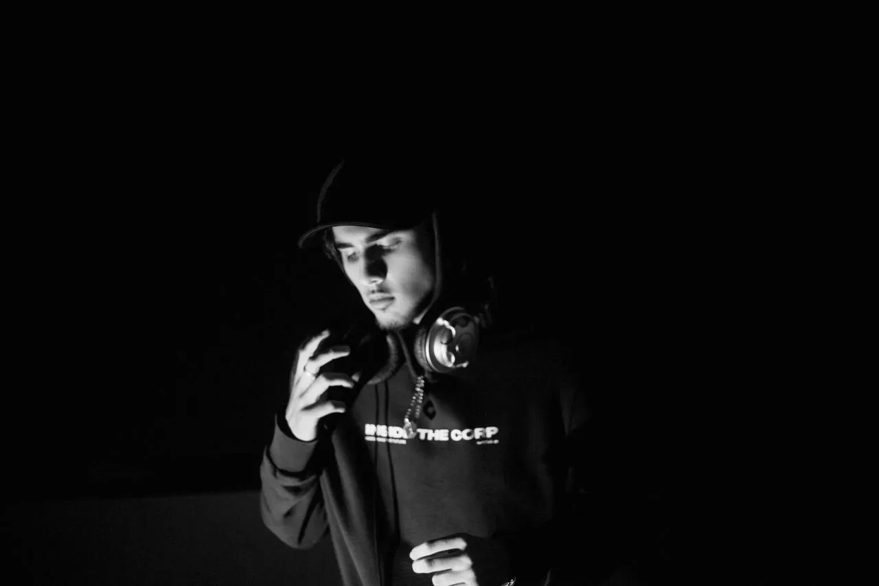 DJ con auriculares y capucha